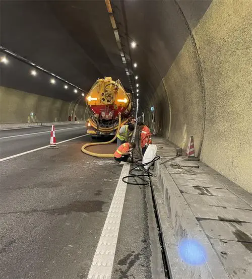 贵阳隧道排水渠清淤